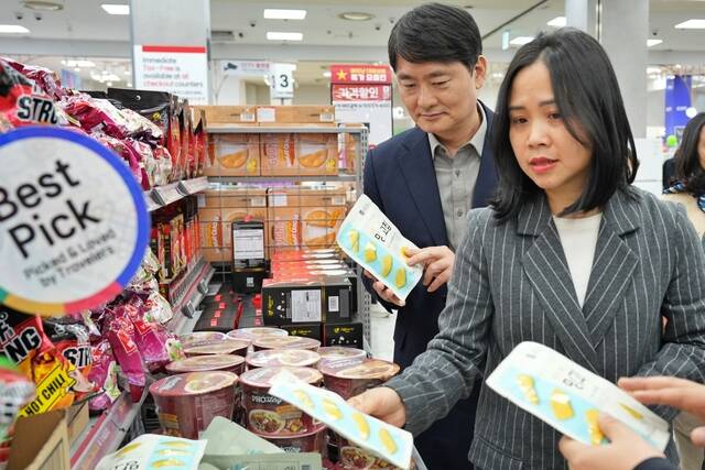 22일 롯데마트 제타플렉스 서울역점에서 윤병수 롯데마트·슈퍼 해외사업부문장(왼쪽)과 응우옌 타오 히엔 베트남 산업무역부 해외시장개발·다자무역국 부국장을 비롯한 관계자들이 '2026 베트남 물산전' 행사장을 둘러보고 있다. /롯데마트·슈퍼