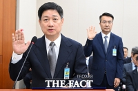  종합감사 증인 출석해 선서하는 홍범식 대표와 홍관희 CISO [포토]