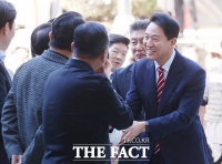  국힘 의원들 인사 받으며 법정 향하는 오세훈 서울시장 [포토]