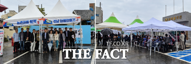 24일 오후 비가 내리는 궂은 날씨에도 작가 정채봉과 이균영을 기억하려는 주민들이 광양읍 동외마을 회관 앞 마당을 꽉 채웠다. /김영신 기자
