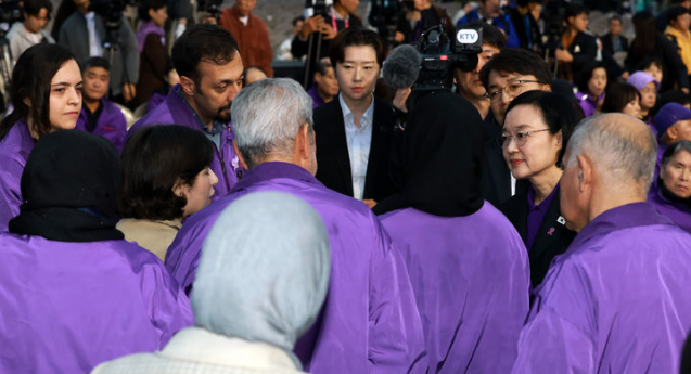 한성숙 국무총리가 24일 오후 서울 중구 서울광장에서 열린 이태원참사 4주기 시민추모대회에 참석해 외국인 희생자 유가족을 위로하고 있다. /뉴시스