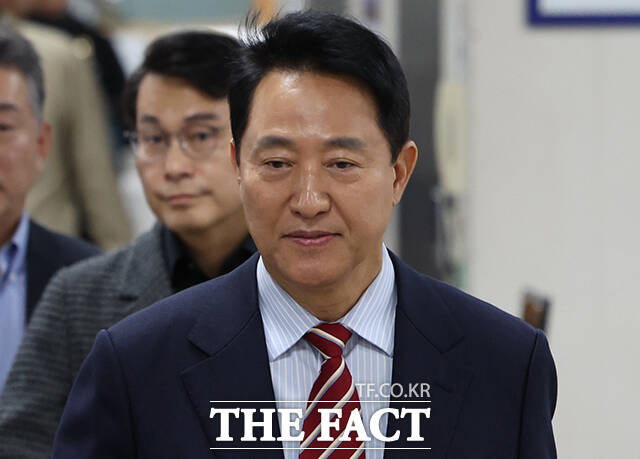 오세훈 서울시장이 24일 서울 여의도 국회 운동장에서 열린 사진기자 가족 체육대회에서 더불어민주당 일각에서 제기된 조희대 대법원장 탄핵 주장을 비판했다. 사진은 오세훈 시장(가운데)이 지난 23일 오후 서울 서초구 서울고등법원에서 열린 선고 공판에 출석하고 있는 모습. /임영무 기자