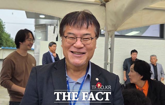 정채봉, 이균영 작가의 후배이기도 한 정회기 광양시의원은 지금까지 두 작가를 알리고 기억하기 위한 활동에 누구보다 큰 관심을 갖고 힘을 보태왔다. 축제장에서 만난 정 의원이 활짝 웃고 있다. /김영신 기자