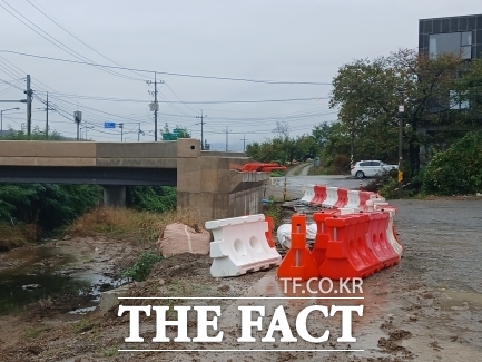 공사 중인 포항 자명천 새마을7교와 상가 주차장 간 높이 차가 1.7m에 달해 주민들의 걱정이 많다. 하지만 경북도와 시공업체는 홍수 대비용으로, 설계에 문제 없다고 밝혔다. /박진홍 기자