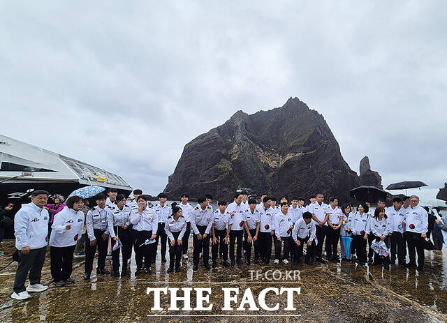 J-ROTC 독도 영토주권 수호 및 평화실천단 참가자들이 24일 비 내리는 독도에서 기념 촬영을 하고 있다. /독자 제공