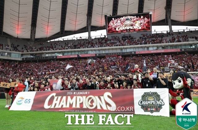 10년 만에 정상을 탈환한 FC서울의 우승은 수도 서울에 K리그 흥행의 불을 지필 호재로 기대를 모으고 있다./K리그