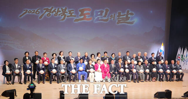 23일 경북도청 동락관에서 열린 2026년 경북도민의 날 기념행사에서 특별상 8명과 시군 추천을 받은 본상 수상자 33명이 단체 기념사진을 찍고 있다. /김성권 기자