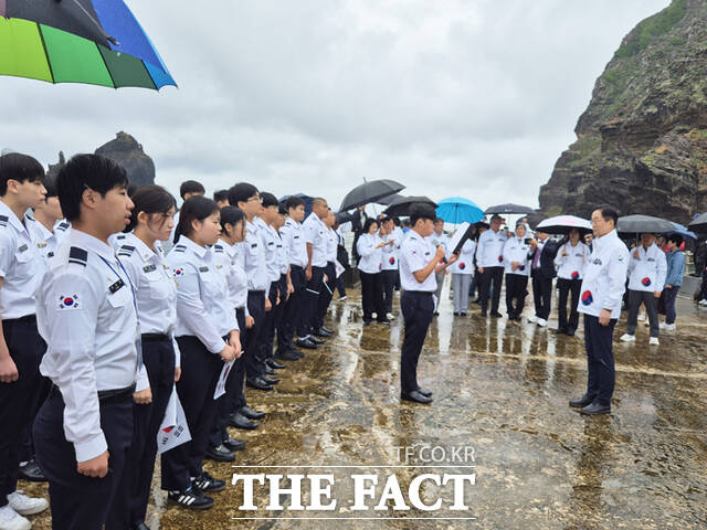 임종식 경북교육감이 24일 독도를 방문한 J-ROTC 평화실천단 학생들 앞에서 선서식을 진행하고 있다. /독자 제공