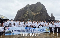  비 내리는 독도에 선 경북 학생들…