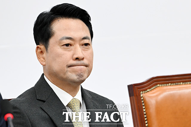 더불어민주당이 장동혁 국민의힘 대표의 행보와 연임 가능성을 비판했다. 사진은 장 대표가 지난 22일 오전 서울 여의도 국회에서 열린 최고위원회의에 참석한 모습. /남용희 기자