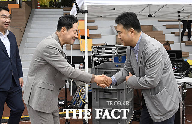 이호재 한국사진기자협회 회장(오른쪽)과 인사하는 장동혁 국민의힘 대표.