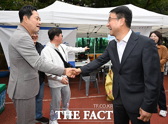 사진기자들과 인사를 하던 중 마주친 장동혁 국민의힘 대표(왼쪽)와 한병도 더불어민주당 원내대표.