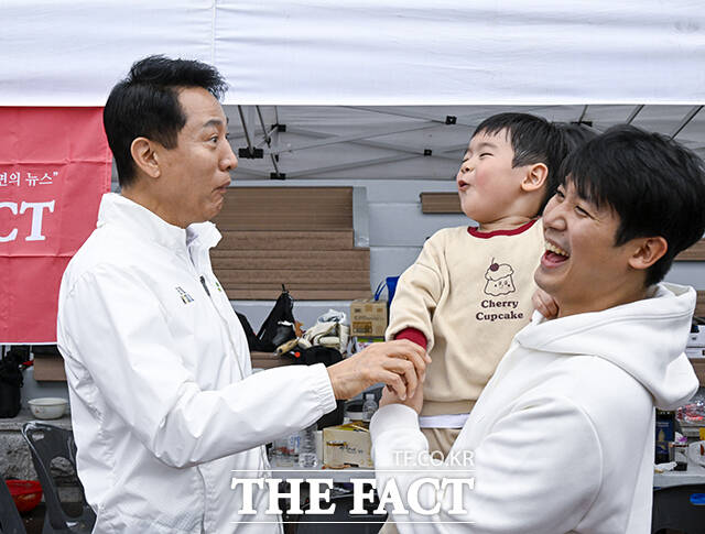 사진기자들과 인사하는 오세훈 서울시장.