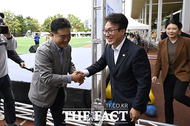 이호재 한국사진기자협회 회장과 인사하는 김민석 더불어민주당 대표.