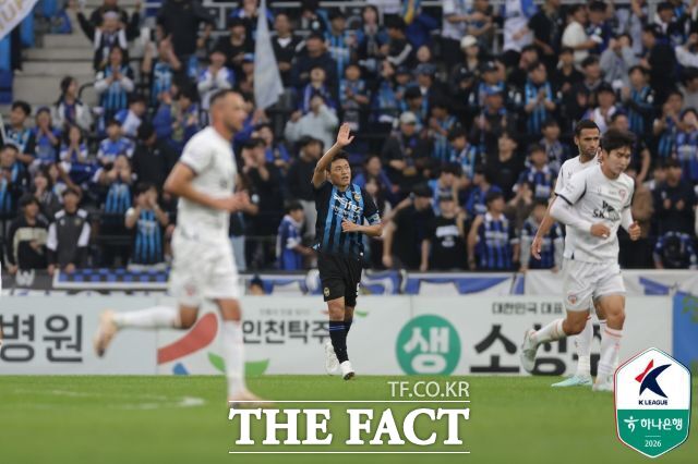 인천 유나이티드의 캡틴 이명주(가운데)가 24일 K리그1 제주SK와의 홈경기에서 후반 선제골을 터뜨린 뒤 손을 들어 관중들의 환호에 답하고 있다./인천=K리그