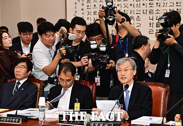 조희대 대법원장이 지난 6일 오전 서울 여의도 국회 법제사법위원회에서 열린 대법원 등에 대한 국정감사에 출석해 준비해온 헌법 조항을 읽고 있다. /국회=배정한 기자