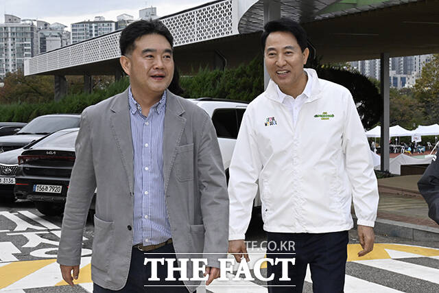인사하는 이호재 한국사진기자협회 회장(왼쪽)과 오세훈 서울시장.