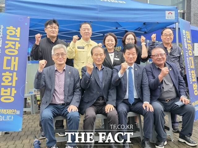 박균택 민주당 의원이 제9차 현장대화방을 마치고 참석 시민들과 화이팅을 외치고 있다. /주남현 기자