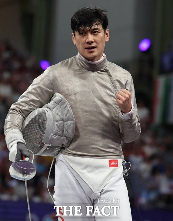 한국 남자 펜싱의 전성기를 이끌었던 구본길이 25년간의 선수 생활에 마침표를 찍었다. 사진은 2024 파리 올림픽 펜싱 남자 사브르 단체 준결승 프랑스와 경기를 진행 중인 모습 /AP. 뉴시스