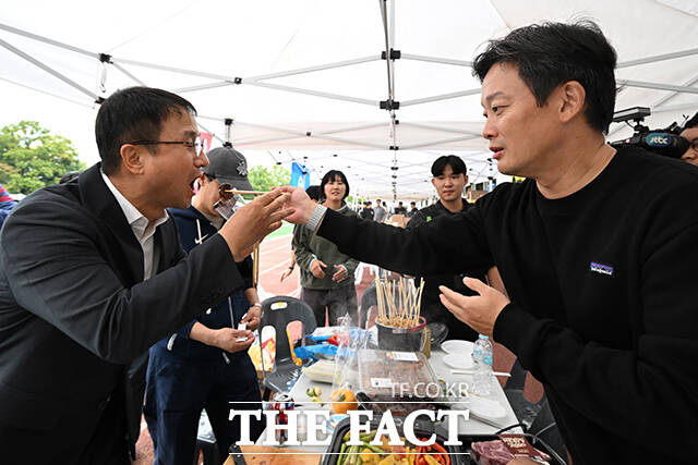 사진기자들과 인사하며 시식하는 한병도 더불어민주당 원내대표(왼쪽).
