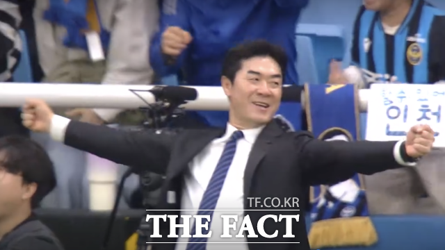 인천유나이티드 윤정환 감독이 24일 K리그1 제주SK와의 홈경기에서 후반 13분 이명주의 선제골이 터지자 두팔을 펼쳐보이며 기뻐하고 있다./쿠팡플레이 중계화면 캡처