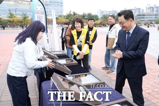 민경선 경기 고양시장(오른쪽)이 지난 24일 일산호수공원 노래하는분수대 일원에 마련된 2026년 고양시 평생학습축제 현장의 한 부스를 방문, 참가자와 대화를 나누고 있다. /고양시