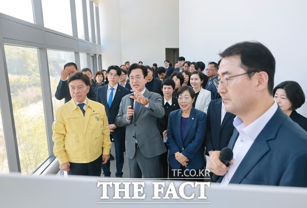 허태정 대전시장이 지난 23일 민선9기 자치구 순회 행사인 상생공감투어 세 번째 일정으로 동구를 방문한 가운데 황인호 동구청장과 함께 대전의료원 건립 예정 부지를 찾아 현장점검을 하고 있다. /대전시