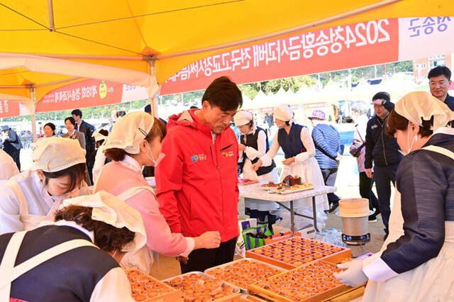 지난해 열린 청송사과축제장을 둘러보며 현장을 확인하는 윤경희 청송군수. /청송군