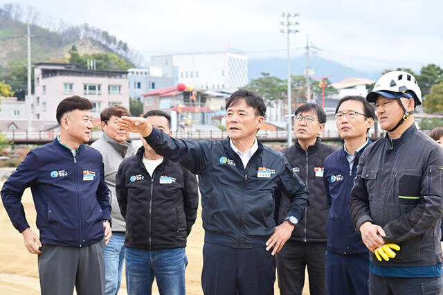 운경희 청송군수(가운데)가 축제장을 방문해 전기·상하수도 시설 설치 상황과 관람객 이동 동선 등 준비 상황을 점검하고 있다. /청송군