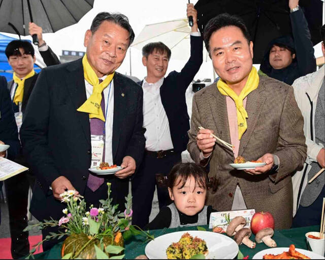 김학홍 문경시장(오른쪽)이 먹거리 체험부스에서 시식하고 있다. /문경시