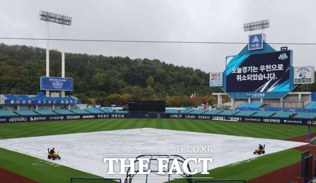25일 대구 수성구 삼성라이온즈파크에서 열릴 예정이였던 2026 신한 SOL KBO 포스트시즌 플레이오프 1차전 KIA 타이거즈와 삼성 라이온즈 경기가 우천으로 인해 취소됐다. /뉴시스