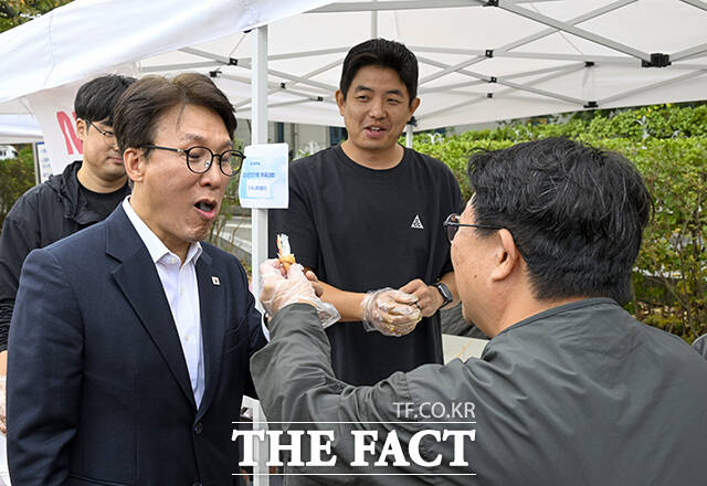 사진기자들과 인사하며 시식하는 김민석 더불어민주당 대표.