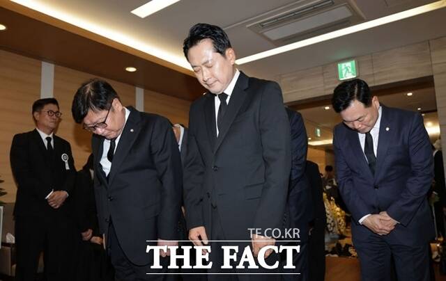 장동혁 국민의힘 대표가 25일 오후 서울 강남구 삼성서울병원 장례식장에 마련된 최형우 전 내무부 장관의 빈소를 찾아 고인을 추모했다. /뉴시스