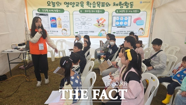 2026 대전 영양교육 체험 페스티벌이 24일 대전시청 앞 보라매공원 일원에서 개최된 가운데 학생들이 영양교육 체험을 하고 있는 모습. /정예준 기자