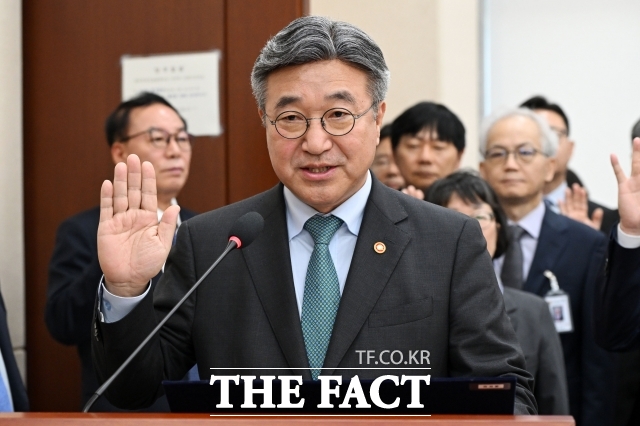 윤호중 행정안전부 장관이 26일 오전 서울 여의도 국회에서 열린 행정안전위원회의 행정안전부 등에 대한 종합감사에 출석해 선서를 하고 있다. /국회=남용희 기자
