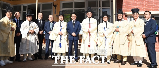 26일 구미시 박정희 전 대통령 생가에서 열린 박정희 대통령 서거 47주기 추모제 및 추도식에서 이철우 경북도지사와 김장호 구미시장, 박정희대통령생가보존회 관계자 등이 기념 촬영을 하고 있다. /구미시