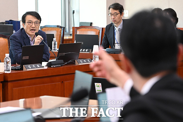 김 여사 골프 관련 영상 재생 문제로 언쟁하는 서영교 위원장과 국민의힘 의원들.