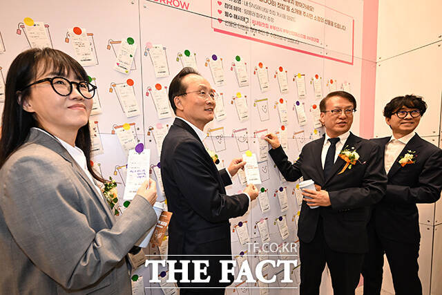 김은희 작가와 이환주 KB국민은행장, 김경덕 부산시 행정부시장, 장항준 감독(왼쪽부터)이 26일 오전 부산 해운대구 벡스코 제1전시장 1홀에서 열린 '2026 KB굿잡 부산 잡(JOB) 페스티벌'에 참석해 응원 메시지를 붙이고 있다. /부산=송호영 기자