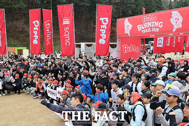 삼양식품이 24, 25일 강원도 평창군 삼양라운드힐에서 '불닭 버닝 페스타 with 페포' 트레일런 행사를 개최한 가운데 참가자들이 힘차게 출발하고 있다. /삼양식품