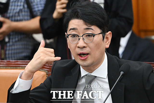 김 여사 골프 관련 영상 재생 문제로 언쟁하는 서영교 위원장과 국민의힘 의원들.