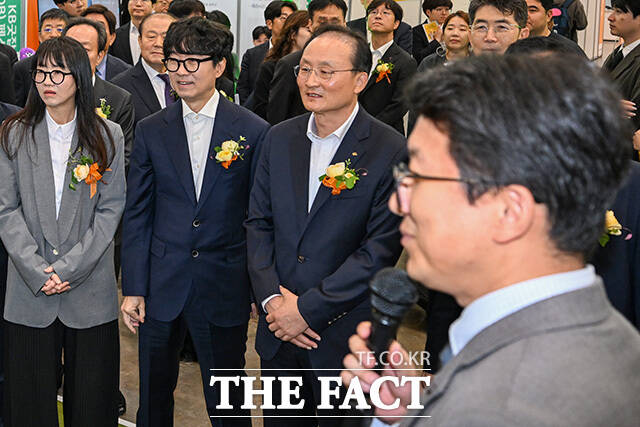 장항준 감독과 김은희 작가, 이환주 KB국민은행장이 참여 업체 관계자로부터 설명을 듣고 있다.