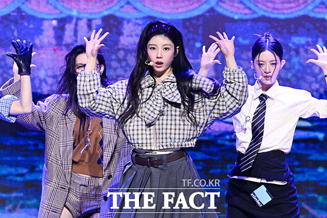 그룹 아일릿(ILLIT)의 원희(가운데)가 26일 오후 서울 용산구 블루스퀘어 우리WON뱅킹홀에서 열린 미니 5집 ‘BREAK EVEN(브레이크 이븐)’ 발매 기념 미디어 쇼케이스에서 타이틀곡 ‘체포하겠어’ 무대를 선보이고 있다. /서예원 기자