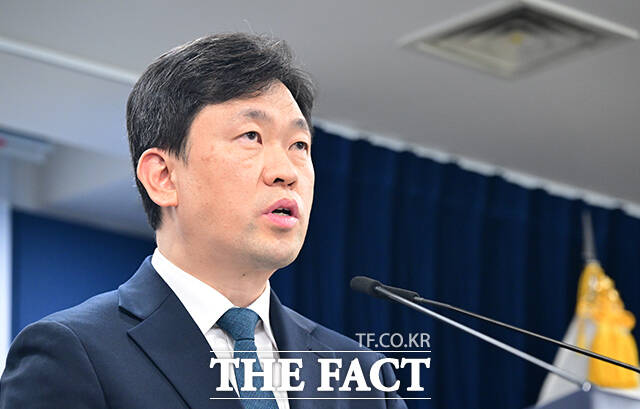 윤민호 통일부 대변인이 26일 오전 서울 종로구 정부서울청사에서 현안 관련 정례브리핑을 하고 있다. /임영무 기자