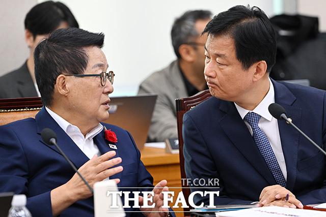 각각 법제사법위원회의 법무부 등에 대한 종합감사 참석한 박균택 의원(왼쪽)과 행정안전위원회의 행정안전부 등에 대한 종합감사 참석한 양부남 의원.