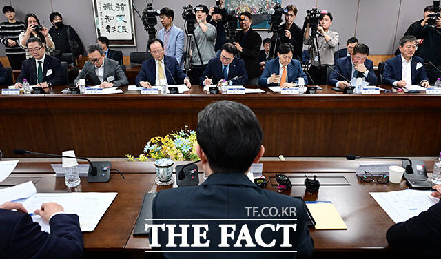 조용병 은행연합회장을 비롯한 금융업계 회장들이 지난 4월 1일 오전 서울 종로구 정부서울청사에서 열린 가계부채 점검회의에 참석해 모두발언을 하고 있다. /임영무 기자
