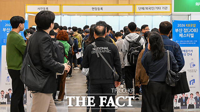 박람회 방문객들로 대기 줄이 붐비고 있다.