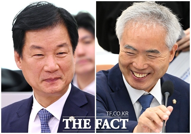 차기 법무부 장관 후보자로 거론되는 박균택(왼쪽)과 양부남 더불어민주당 의원이 26일 오전 서울 여의도 국회에서 열린 법무부 등과 행정안전부 등에 대한 종합감사에 출석하며 미소를 짓고 있다. /국회=남용희 기자
