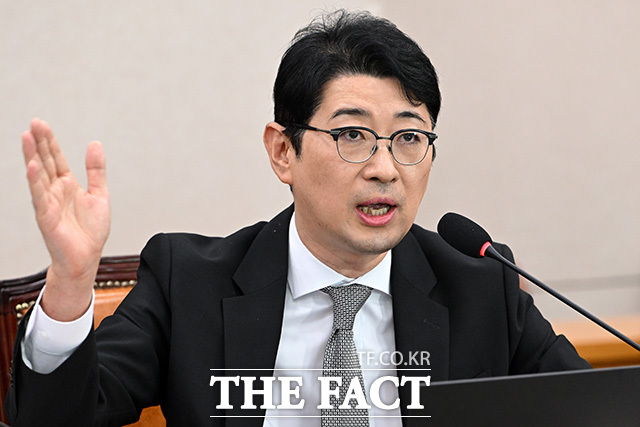 김 여사 골프 관련 영상 재생 문제로 언쟁하는 서영교 위원장과 국민의힘 의원들.