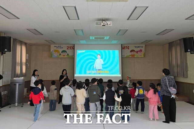 함평군이 어린이를 대상으로 흡연의 위해성을 전하고 있다. /함평군