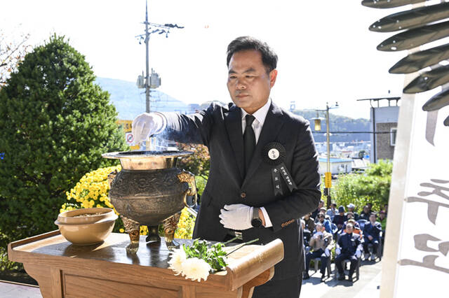 김학홍 문경시장이 헌화·분향하고 있다. /문경시